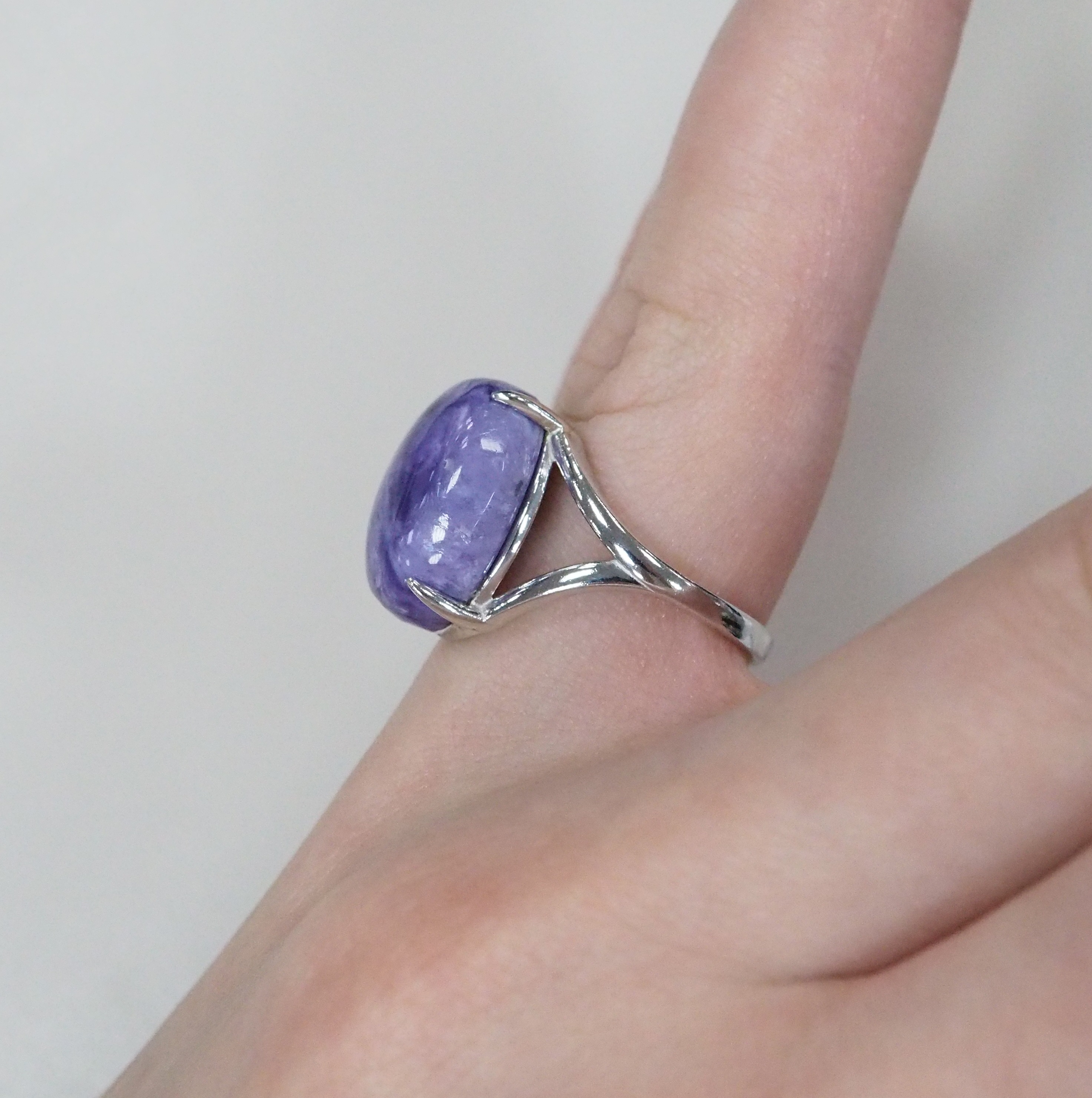 Серебряное кольцо с чароитом